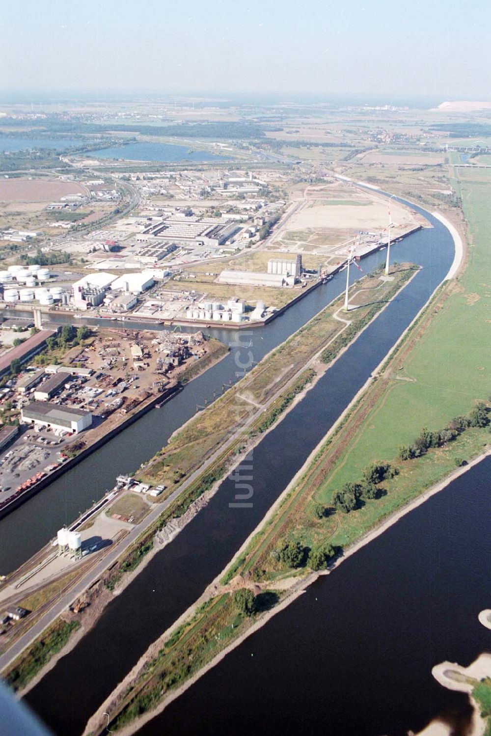 Luftaufnahme Magdeburg - Blick auf Erweiterungs- und Umbauarbeiten am Rothenseer Verbindungskanal / Abstiegskanal zur Elbe am Gelände des Binnenhafens Magdeburg