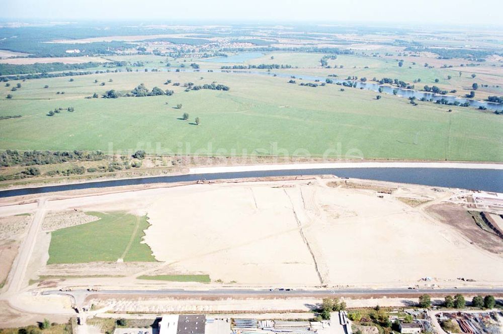 Luftaufnahme Magdeburg - Blick auf Erweiterungs- und Umbauarbeiten am Rothenseer Verbindungskanal / Abstiegskanal zur Elbe am Gelände des Binnenhafens Magdeburg