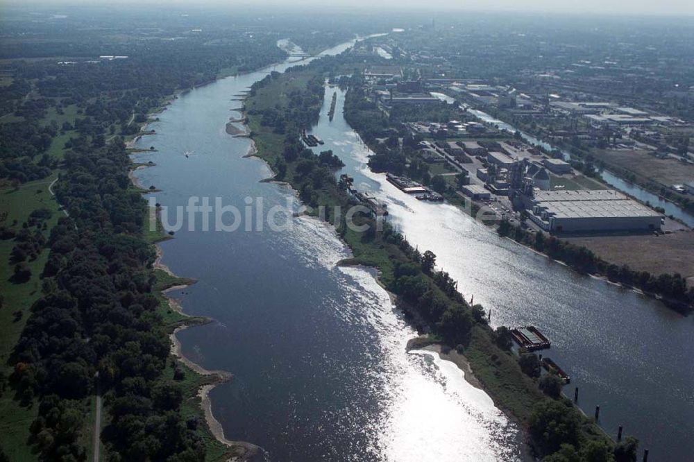 Magdeburg aus der Vogelperspektive: Blick auf Erweiterungs- und Umbauarbeiten am Rothenseer Verbindungskanal / Abstiegskanal zur Elbe am Gelände des Binnenhafens Magdeburg