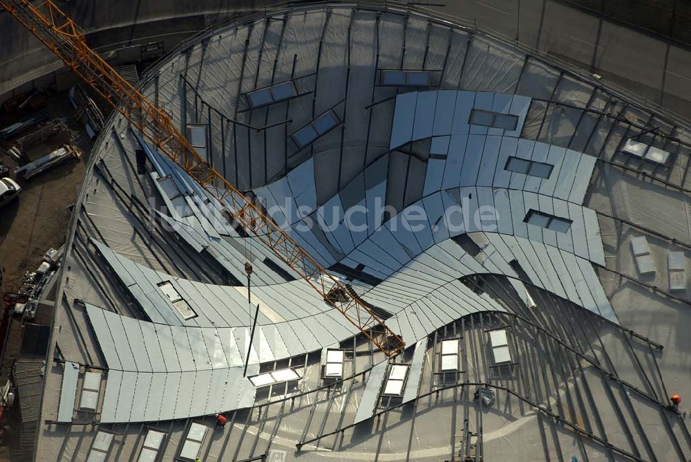 München von oben - Blick auf die Erweiterungsbaustelle des Auslieferungs- und Eventcenter BMW Welt der BMW AG am Georg-Brauchle-Ring am Fernsehturm in München