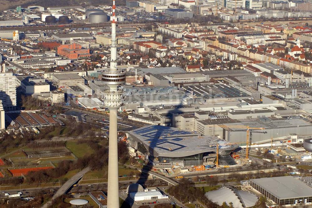 München aus der Vogelperspektive: Blick auf die Erweiterungsbaustelle des Auslieferungs- und Eventcenter BMW Welt der BMW AG am Georg-Brauchle-Ring am Fernsehturm in München