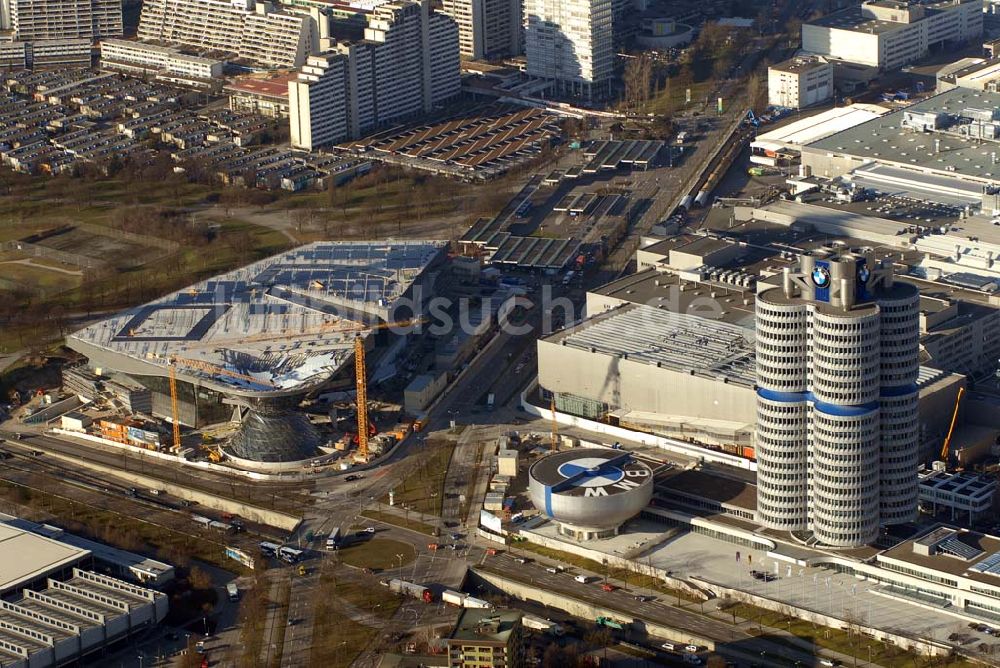 München aus der Vogelperspektive: Blick auf die Erweiterungsbaustelle des Auslieferungs- und Eventcenter BMW Welt der BMW AG am Georg-Brauchle-Ring am Fernsehturm in München