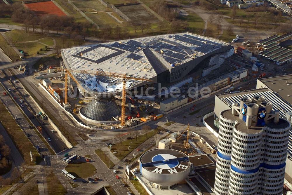 Luftaufnahme München - Blick auf die Erweiterungsbaustelle des Auslieferungs- und Eventcenter BMW Welt der BMW AG am Georg-Brauchle-Ring am Fernsehturm in München