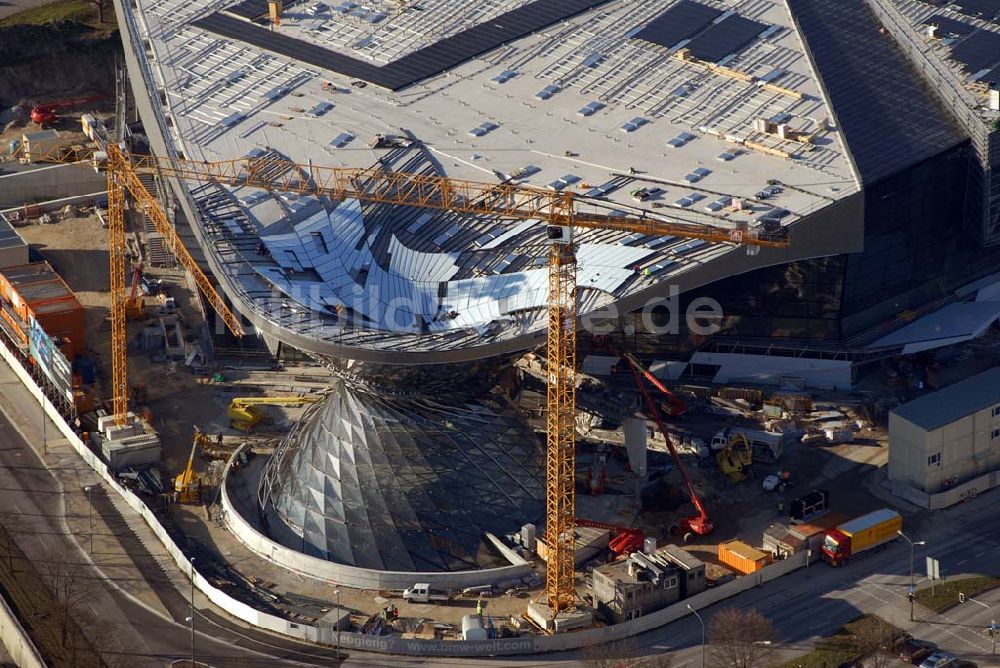 München von oben - Blick auf die Erweiterungsbaustelle des Auslieferungs- und Eventcenter BMW Welt der BMW AG am Georg-Brauchle-Ring am Fernsehturm in München