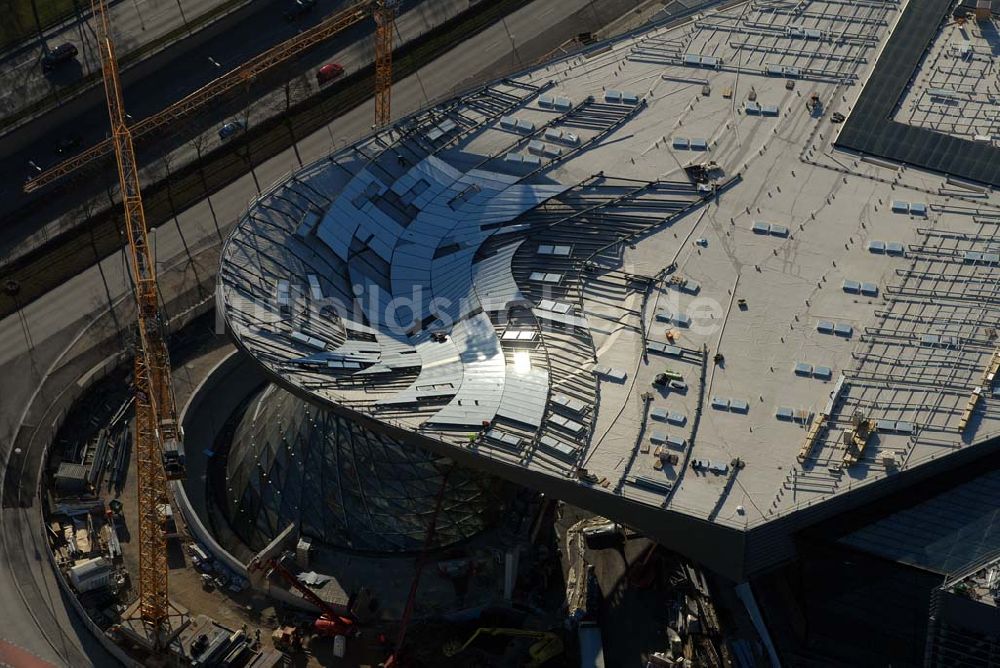 Luftaufnahme München - Blick auf die Erweiterungsbaustelle des Auslieferungs- und Eventcenter BMW Welt der BMW AG am Georg-Brauchle-Ring am Fernsehturm in München