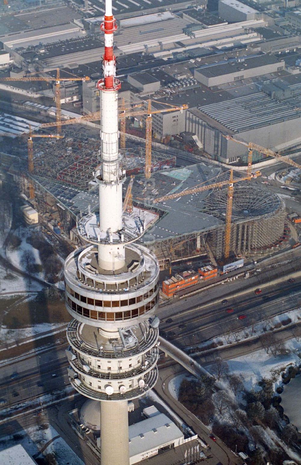 München / Bayern von oben - Blick auf die Erweiterungsbaustelle der BMW Welt