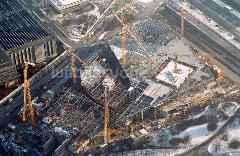 München / Bayern von oben - Blick auf die Erweiterungsbaustelle der BMW Welt