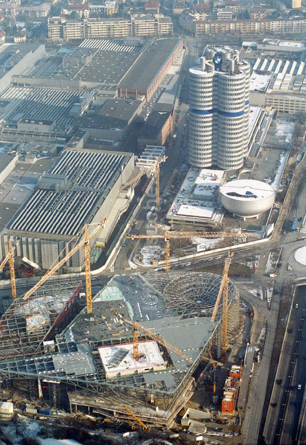 Luftbild München / Bayern - Blick auf die Erweiterungsbaustelle der BMW Welt