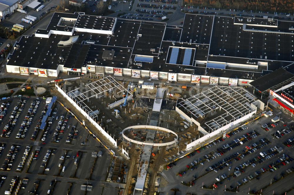 WILDAU von oben - Blick auf die Erweiterungsbaustelle am A10 Center am südlichen Berliner Ring bei Wildau.