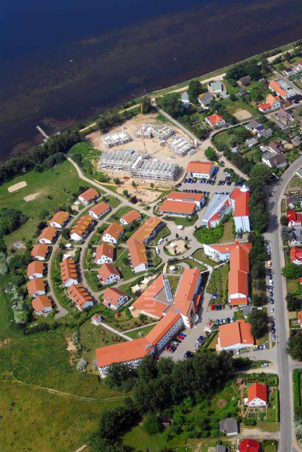 Rerik von oben - Blick auf die Erweiterungsbaustelle am Feriendorf der AWO-SANO GmbH