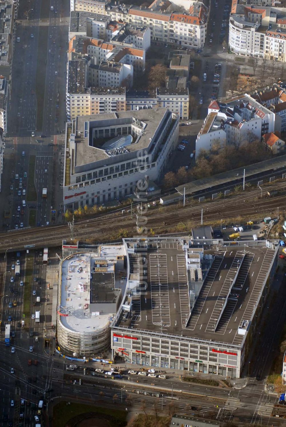 Luftbild Berlin - Blick auf die Erweiterungsbaustelle des Ringcenters 3 der ECE -Projektmanagement GmbH an der Frankfurter Allee in Berlin