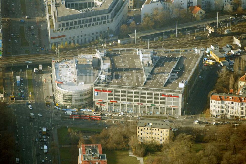 Luftaufnahme Berlin - Blick auf die Erweiterungsbaustelle des Ringcenters 3 der ECE -Projektmanagement GmbH an der Frankfurter Allee in Berlin