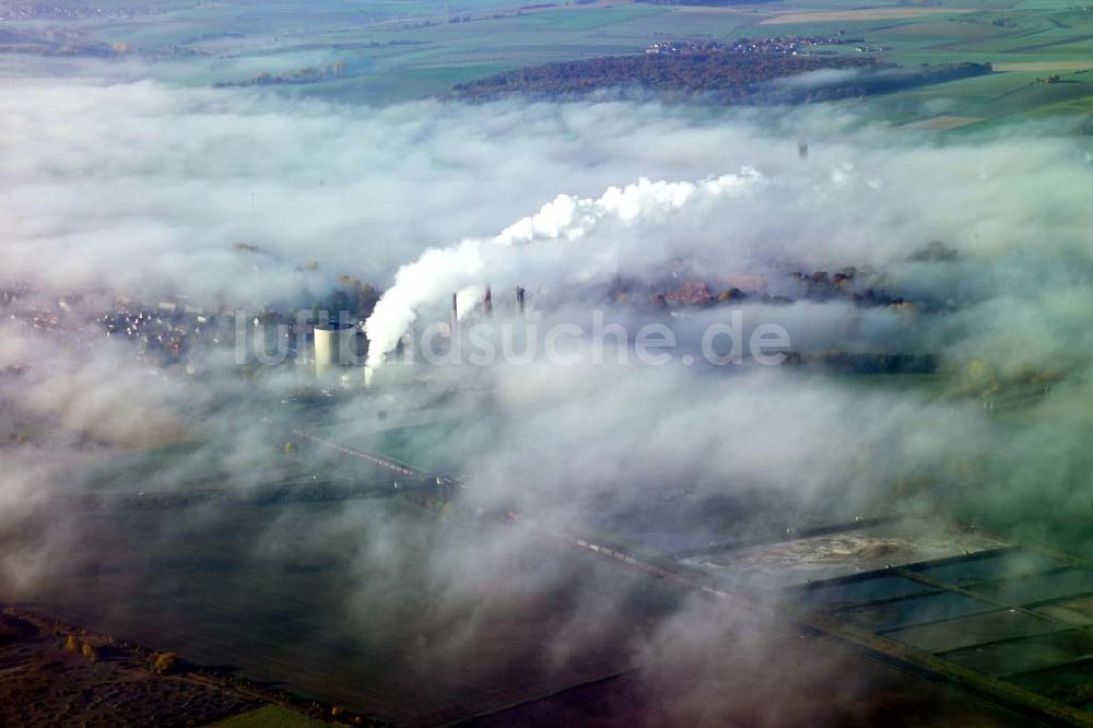 Luftbild Schladen - Blick auf die Fabrik von Nordzucker in Schladen bei Nebel