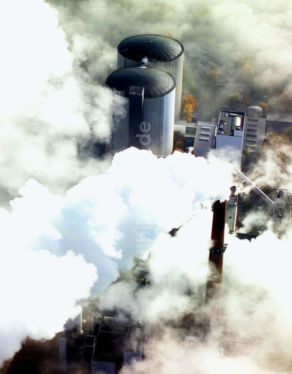 Luftaufnahme Schladen - Blick auf die Fabrik von Nordzucker in Schladen bei Nebel