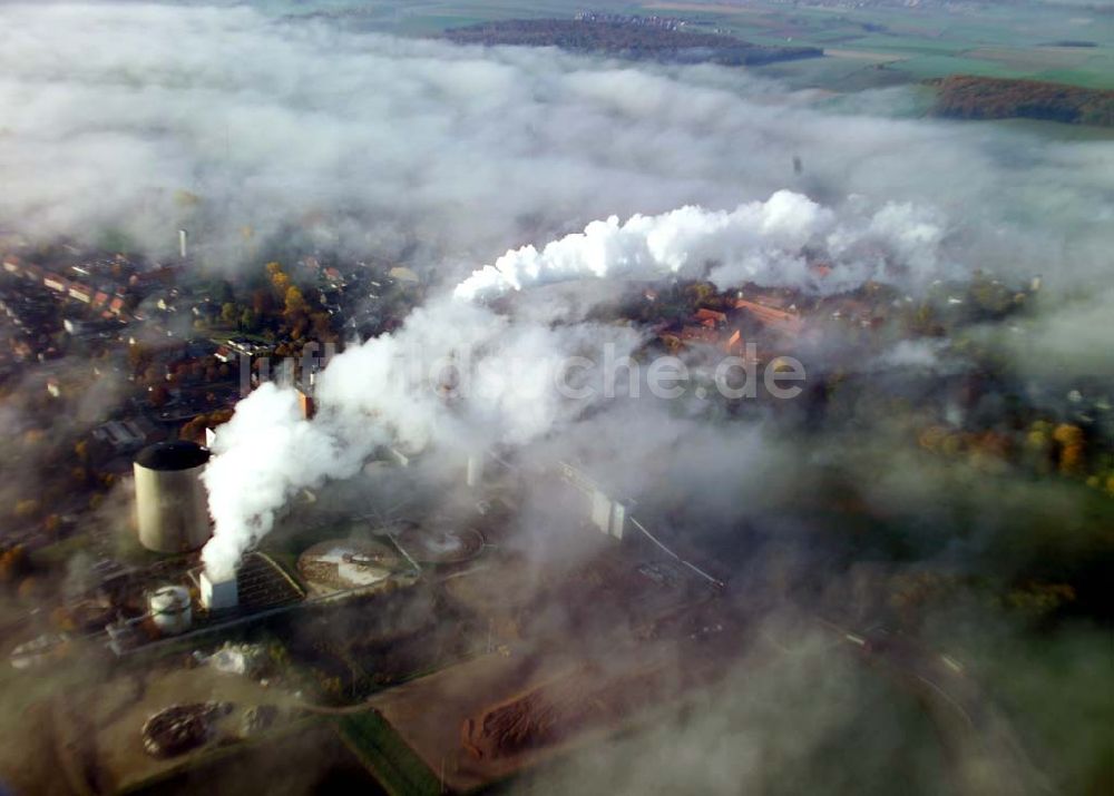 Schladen von oben - Blick auf die Fabrik von Nordzucker in Schladen bei Nebel