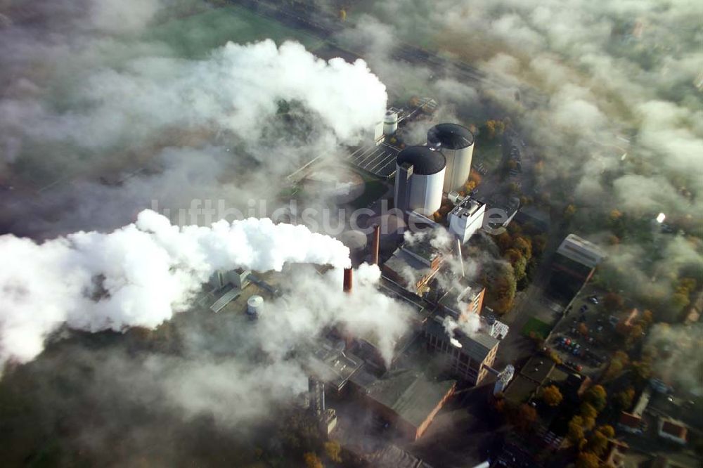 Luftaufnahme Schladen - Blick auf die Fabrik von Nordzucker in Schladen bei Nebel