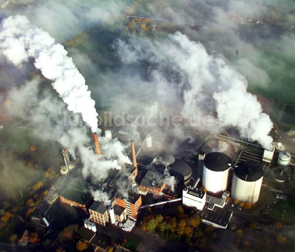 Luftaufnahme Schladen - Blick auf die Fabrik von Nordzucker in Schladen bei Nebel