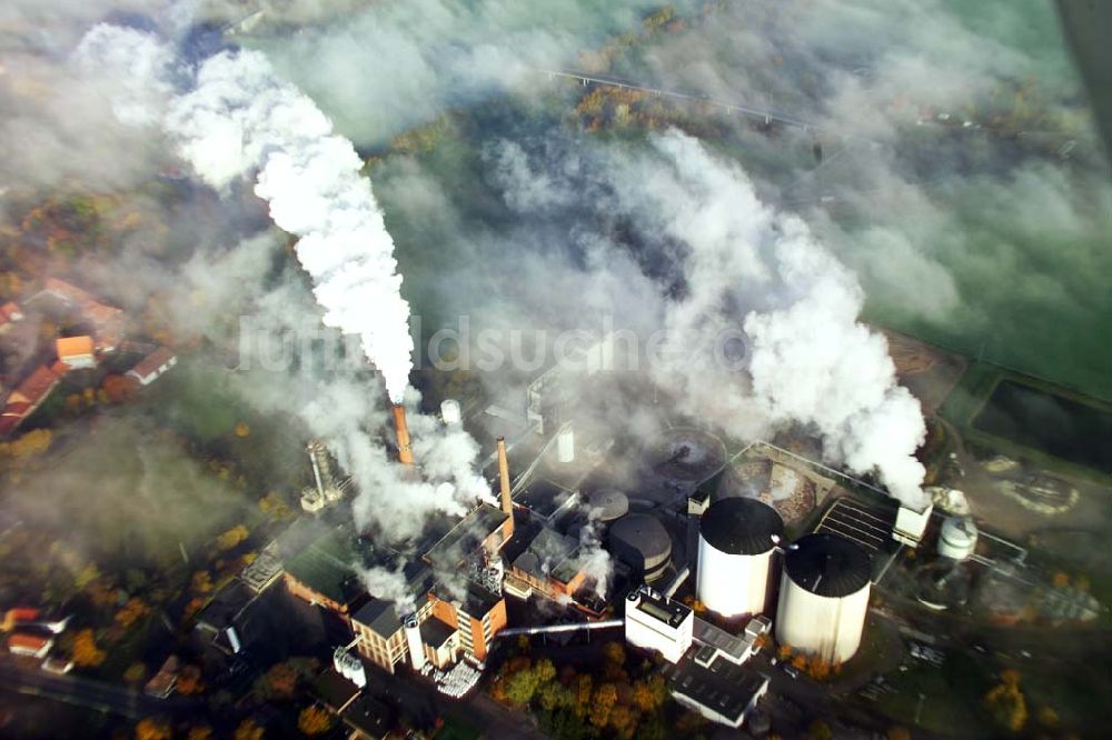 Schladen von oben - Blick auf die Fabrik von Nordzucker in Schladen bei Nebel