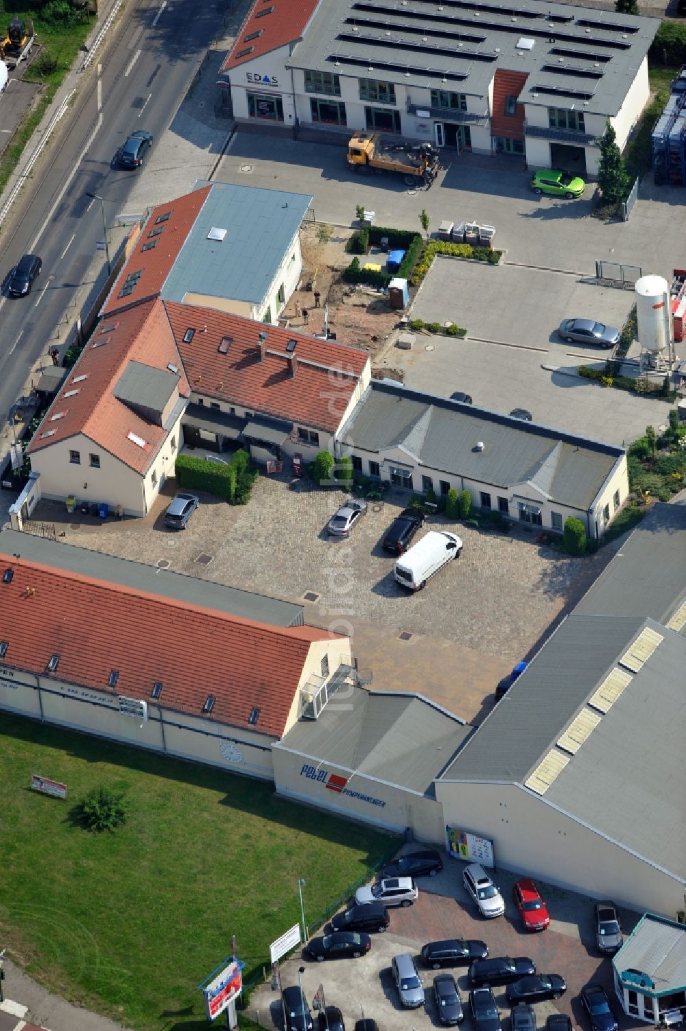 Luftbild Berlin - Blick auf das Fachgeschäft Pegel für Pumpenanlagen in Mahlsdorf in Berlin.