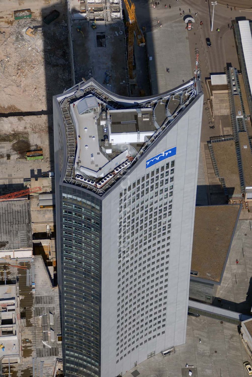 Luftbild Leipzig - Blick auf die fast abgeschlossenen Abrissarbeiten der alten Mensa der Leipziger Universität am MDR-Hochhaus in Leipzig.