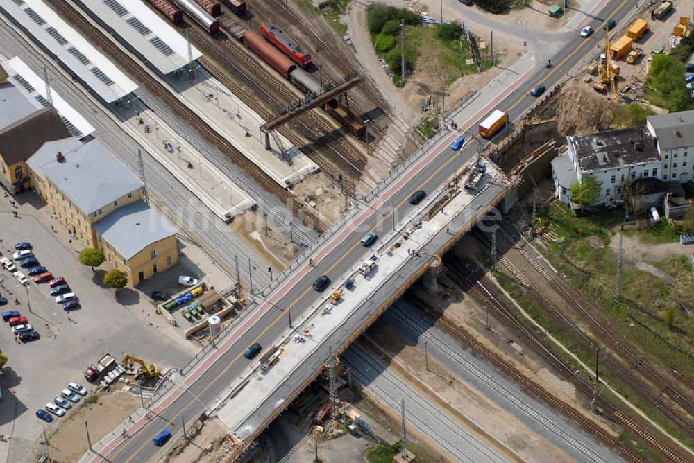 Luftbild Eberswalde - Blick auf die fast fertige Neubaubrücke an der Heegermühler Straße (B167) am Bahnhof Eberswalde.