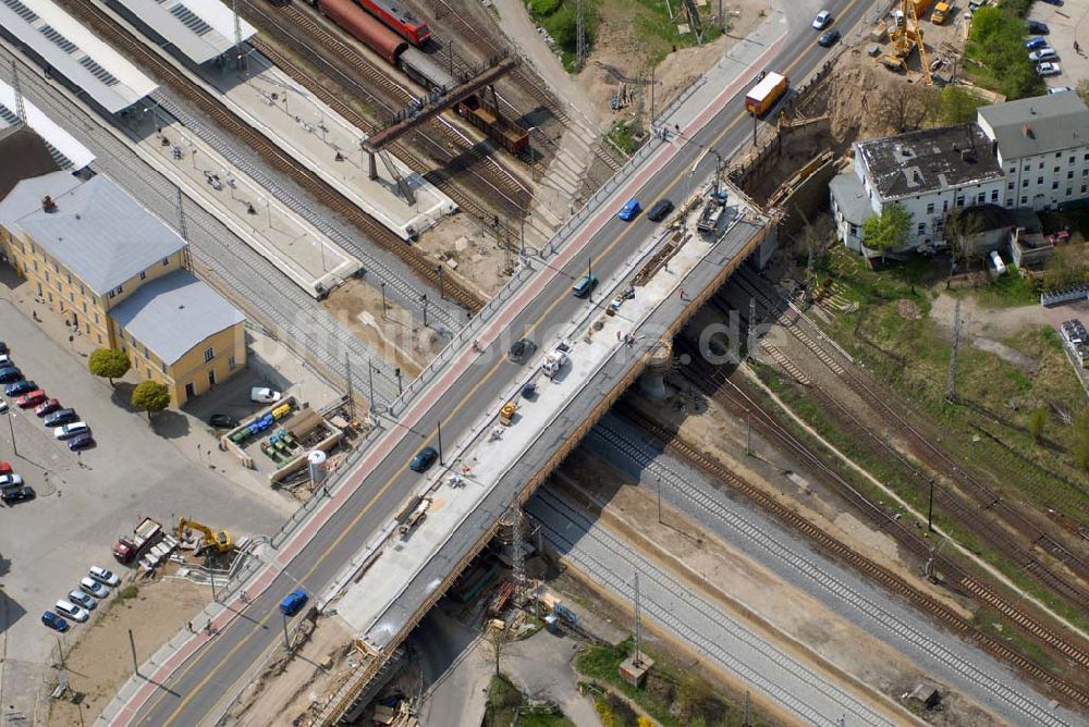 Luftaufnahme Eberswalde - Blick auf die fast fertige Neubaubrücke an der Heegermühler Straße (B167) am Bahnhof Eberswalde.