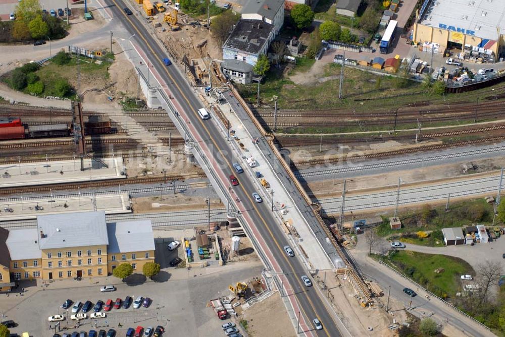 Eberswalde von oben - Blick auf die fast fertige Neubaubrücke an der Heegermühler Straße (B167) am Bahnhof Eberswalde.