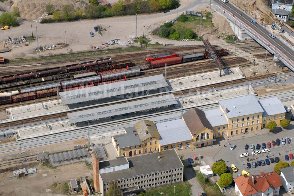 Eberswalde aus der Vogelperspektive: Blick auf die fast fertige Neubaubrücke an der Heegermühler Straße (B167) am Bahnhof Eberswalde.