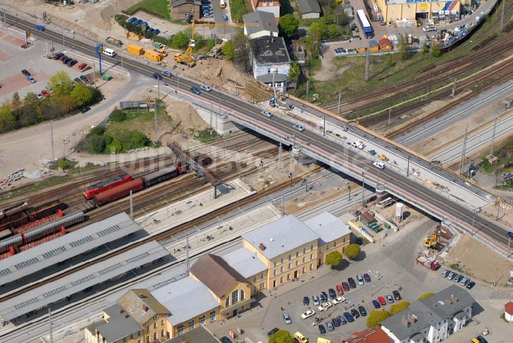 Luftbild Eberswalde - Blick auf die fast fertige Neubaubrücke an der Heegermühler Straße (B167) am Bahnhof Eberswalde.