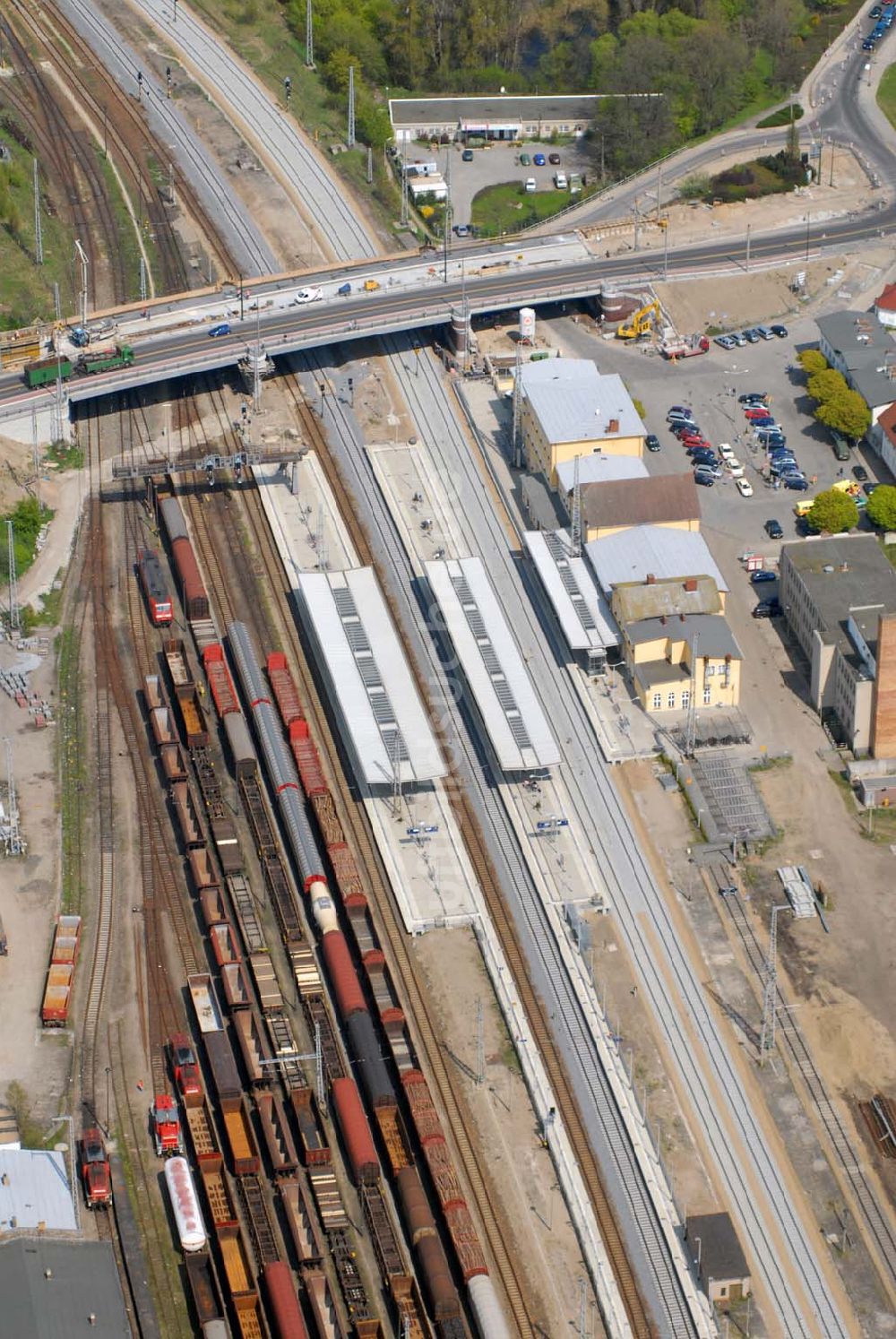 Eberswalde aus der Vogelperspektive: Blick auf die fast fertige Neubaubrücke an der Heegermühler Straße (B167) am Bahnhof Eberswalde.