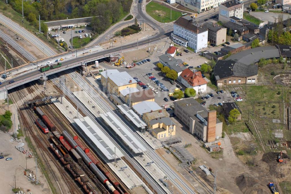 Luftbild Eberswalde - Blick auf die fast fertige Neubaubrücke an der Heegermühler Straße (B167) am Bahnhof Eberswalde.