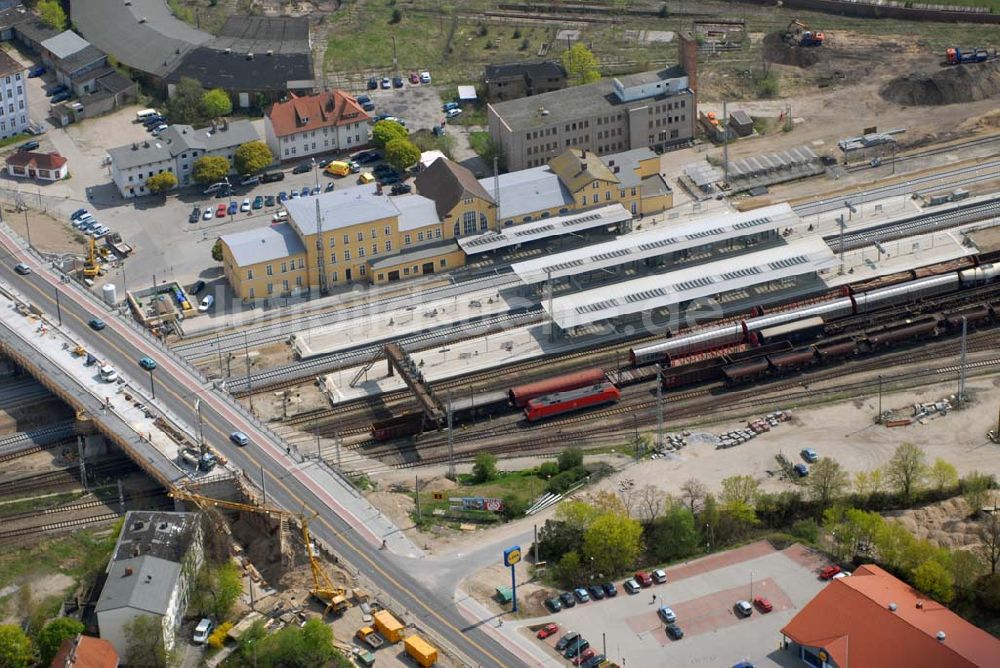 Luftaufnahme Eberswalde - Blick auf die fast fertige Neubaubrücke an der Heegermühler Straße (B167) am Bahnhof Eberswalde.