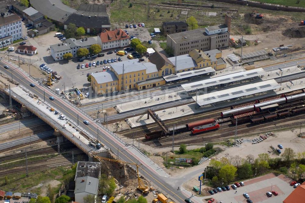 Eberswalde von oben - Blick auf die fast fertige Neubaubrücke an der Heegermühler Straße (B167) am Bahnhof Eberswalde.