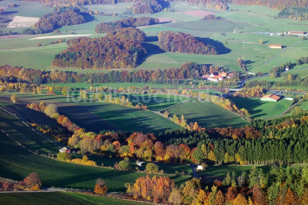 Hofbieber aus der Vogelperspektive: Blick auf Felder und den Wald bei Hofbieber