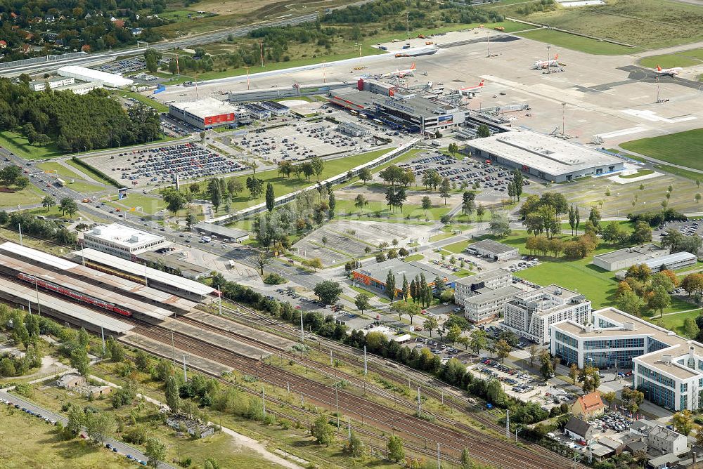 Schönefeld aus der Vogelperspektive: Blick auf den Fern- und S- Bahnhof am Flughafen Schönefeld, BBI