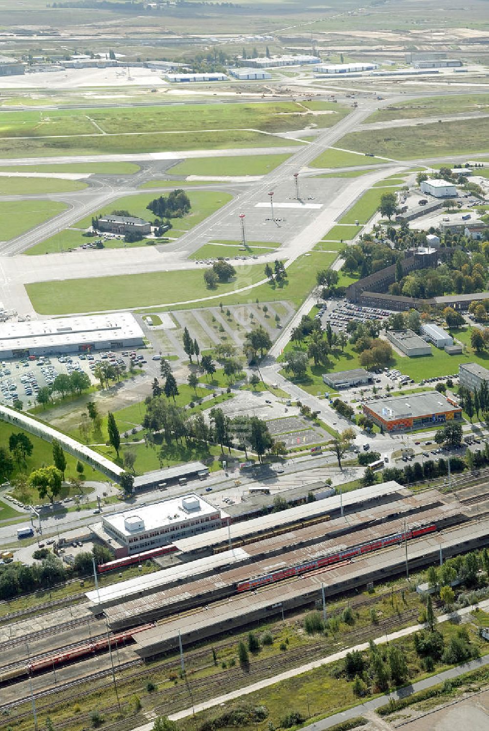 Schönefeld von oben - Blick auf den Fern- und S- Bahnhof am Flughafen Schönefeld, BBI