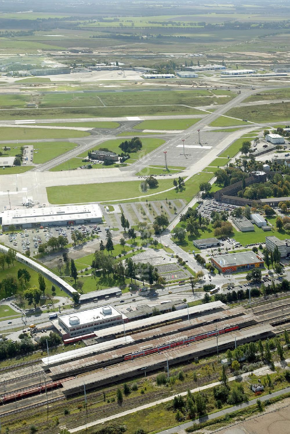 Schönefeld aus der Vogelperspektive: Blick auf den Fern- und S- Bahnhof am Flughafen Schönefeld, BBI