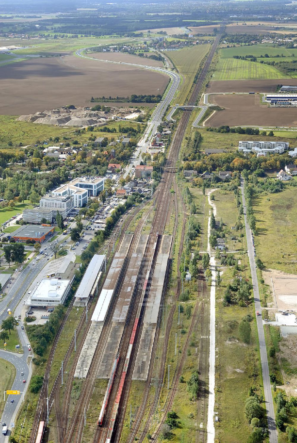 Luftbild Schönefeld - Blick auf den Fern- und S- Bahnhof am Flughafen Schönefeld, BBI