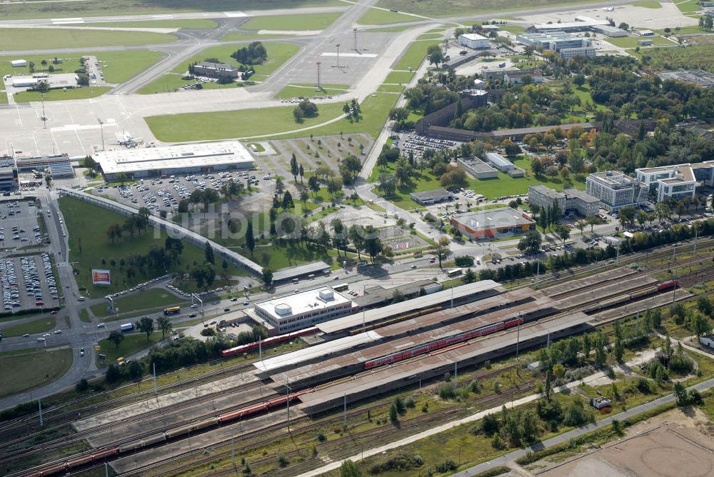 Luftaufnahme Schönefeld - Blick auf den Fern- und S- Bahnhof am Flughafen Schönefeld, BBI