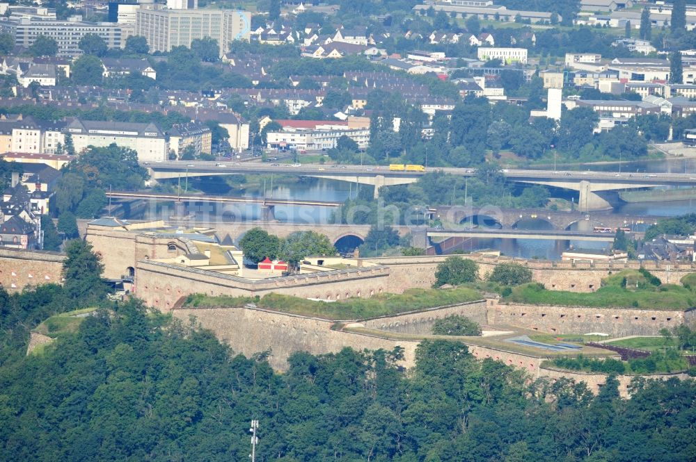 Koblenz aus der Vogelperspektive: Blick auf die Festung Ehrenbreitstein gegenüber der Moselmündung bei Koblenz