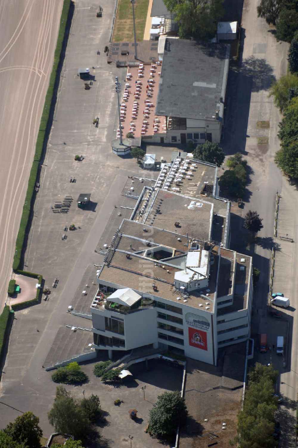 Luftbild Berlin - Blick auf das Festzentrum Trabrennbahn in Berlin-Mariendorf