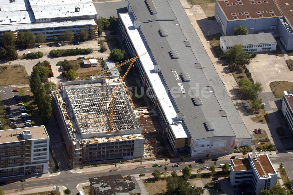 Luftbild Berlin - Blick auf ein Firmengelände mit Baustelle in Berlin Adlershof