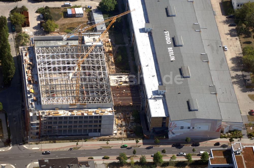 Berlin aus der Vogelperspektive: Blick auf ein Firmengelände mit Baustelle in Berlin Adlershof