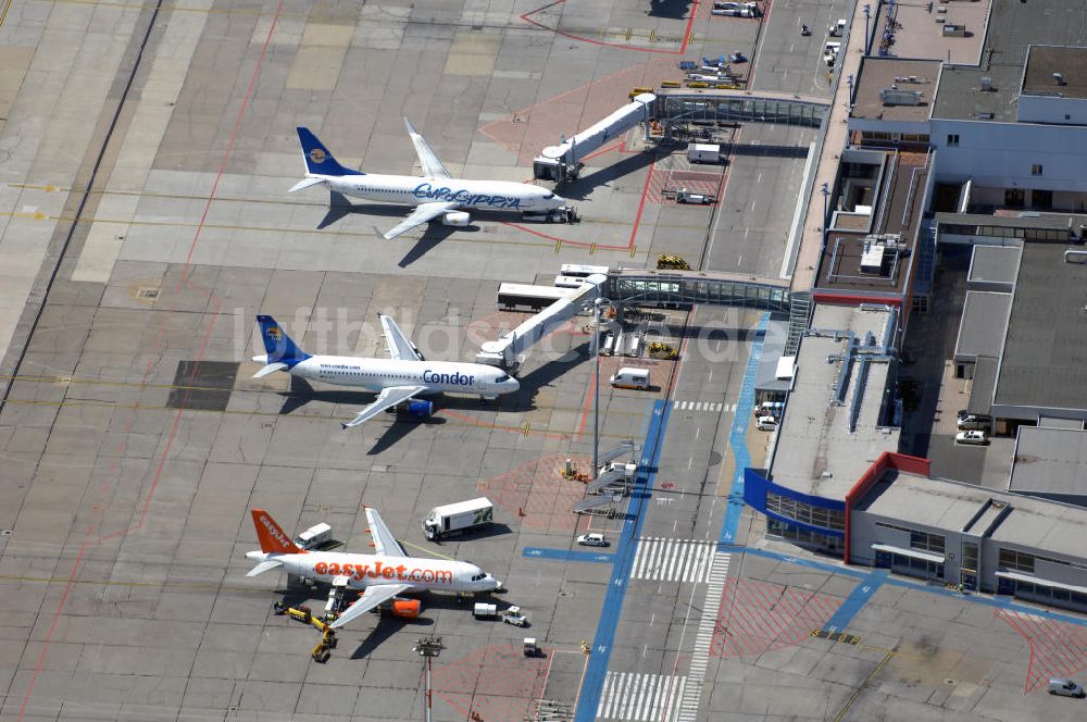 Luftaufnahme Berlin - Blick auf den Flughafen Berlin-Schönefeld mit Flugzeugen