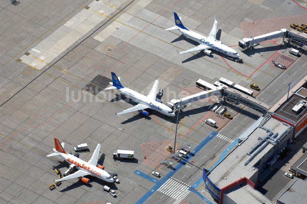 Berlin von oben - Blick auf den Flughafen Berlin-Schönefeld mit Flugzeugen