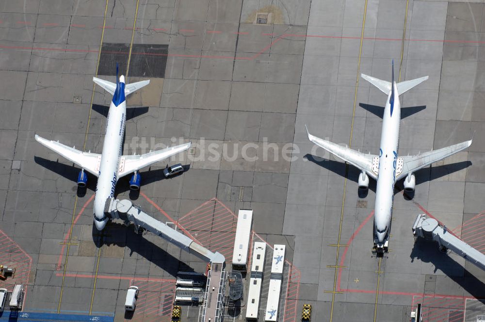 Berlin aus der Vogelperspektive: Blick auf den Flughafen Berlin-Schönefeld mit Flugzeugen