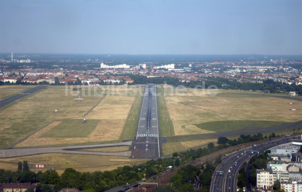 Luftaufnahme Berlin - Blick auf den Flughafen Berlin-Tempelhof