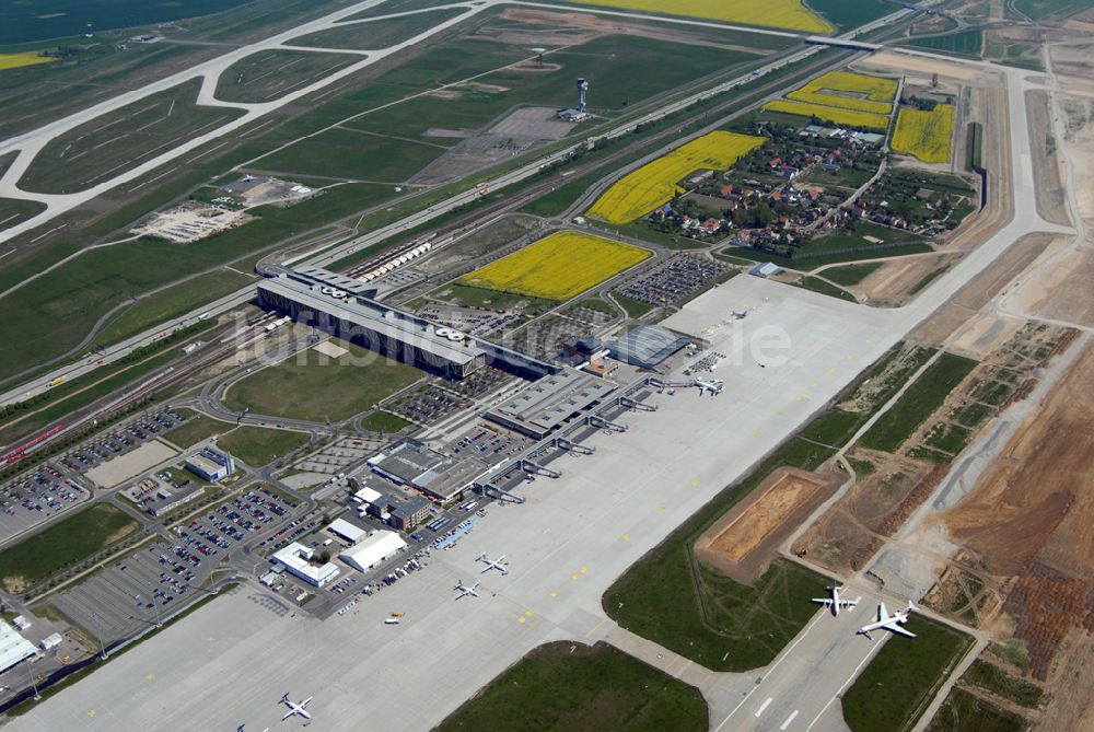 Leipzig-Schkeuditz von oben - Blick auf den Flughafen Leipzig-Schkeuditz mit dem Baufeld für die neue Start- und Landebahn Süd.