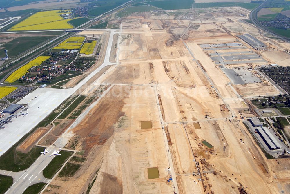 Leipzig-Schkeuditz aus der Vogelperspektive: Blick auf den Flughafen Leipzig-Schkeuditz mit dem Baufeld für die neue Start- und Landebahn Süd.