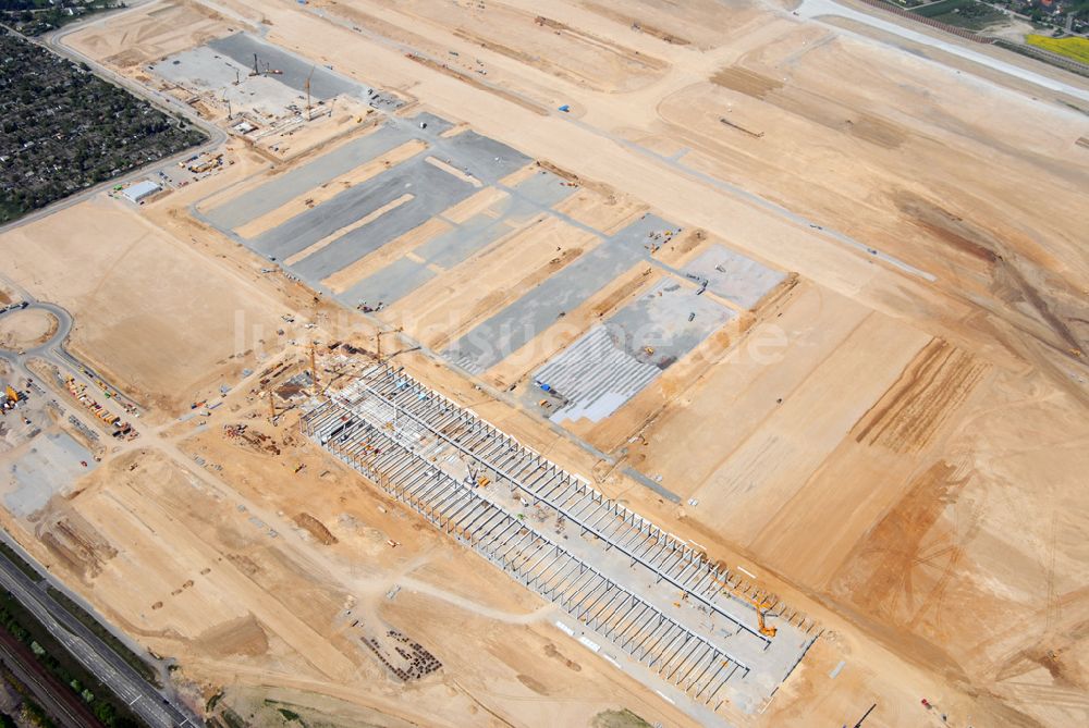 Luftbild Leipzig-Schkeuditz - Blick auf den Flughafen Leipzig-Schkeuditz mit dem Baufeld für die neue Start- und Landebahn Süd.